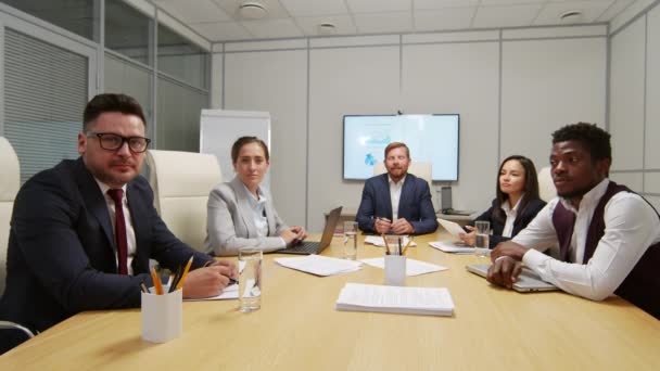 Pov Tiro Empresários Sentados Torno Mesa Sala Reuniões Olhando Para — Vídeo de Stock