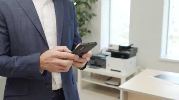 Nahaufnahme Eines Nicht Wiederzuerkennenden Geschäftsmannes Anzug Der Durch Das Büro — Stockvideo