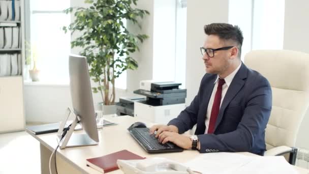 Rastreamento Médio Tiro Executivo Masculino Ocupado Terno Óculos Sentados Mesa — Vídeo de Stock