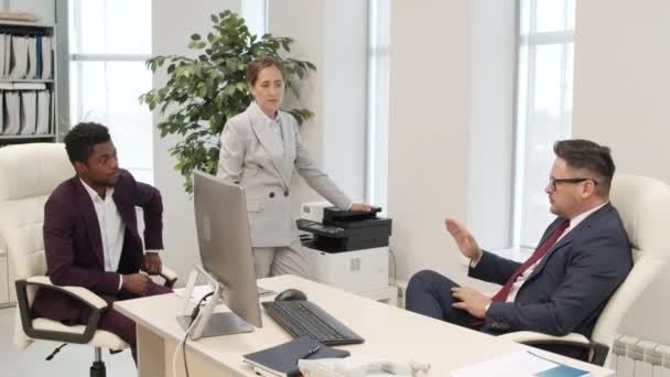 Tiro Médio Executivo Masculino Terno Sentado Sua Mesa Escritório Conversando — Vídeo de Stock