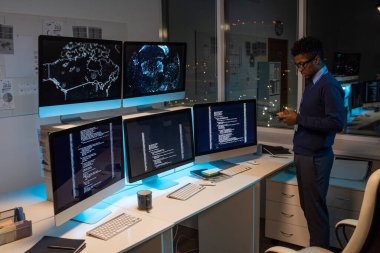 Genç Afrikalı programcı iş yerine akıllı telefondan mesaj atıyor