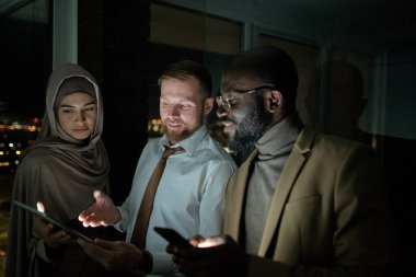 Başarılı komisyoncu, kültürler arası meslektaşlarına çevrimiçi bilgileri açıklıyor.