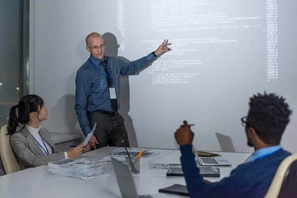 Gammal tränare som pekar på interaktiv whiteboard — Stockfoto