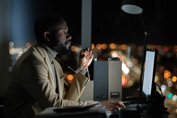 Uomo d'affari serio in giacca e cravatta guardando lo schermo del computer — Foto Stock