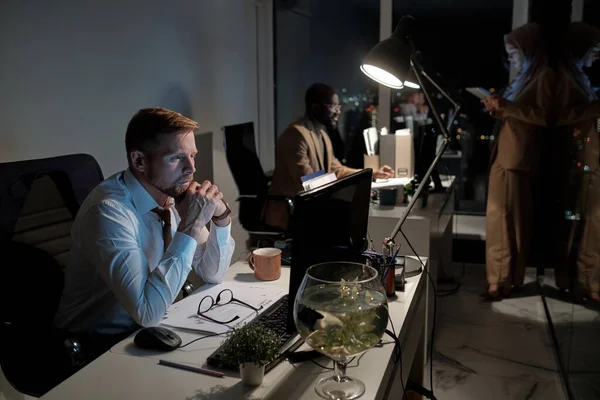 현대 사업가와 그 의 동료들은 밤에 사무실에서 — 스톡 사진