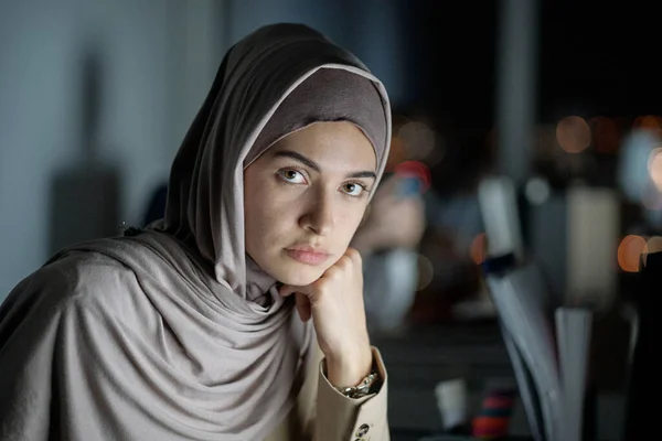 Молодая серьезная мусульманская предпринимательница в хиджабе — стоковое фото