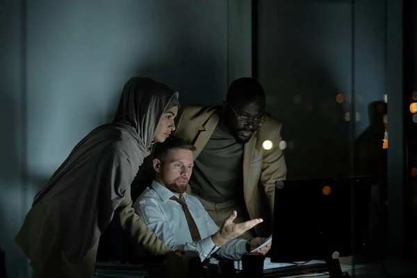 Tres colegas mirando el monitor de la computadora durante la presentación — Foto de Stock