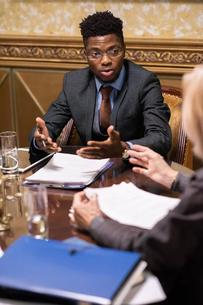 Jeune avocat confiant en tenue de cérémonie en discussion avec un collègue — Photo