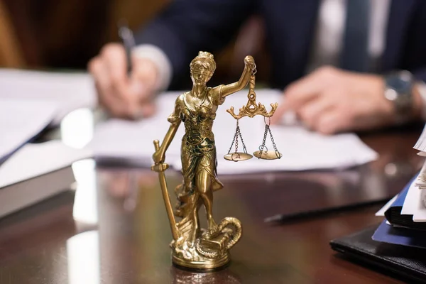 Lady Justice s přivázanýma očima drží váhy — Stock fotografie