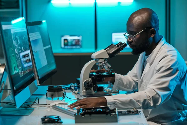 Junge afrikanische Forscherin drückt Taste der Computertastatur — Stockfoto