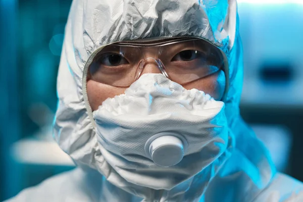 Gezicht van jonge Aziatische vrouwelijke wetenschapper in beschermende werkkleding — Stockfoto