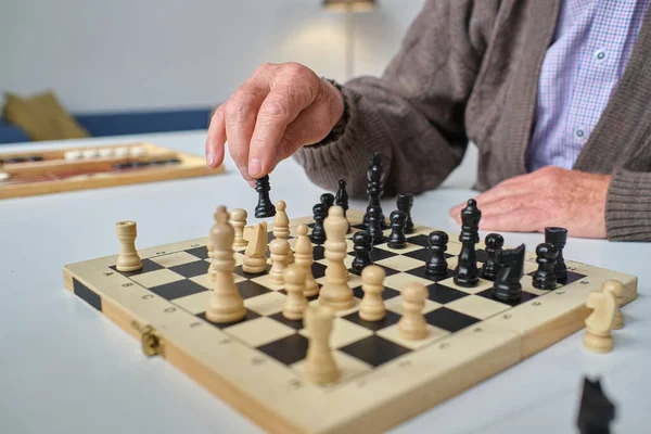 Homem idoso Grande Mestre Joga Xadrez Sozinho, Velho Jogando