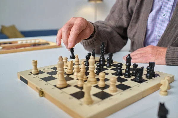 Senior man playing chess — Stock Photo, Image