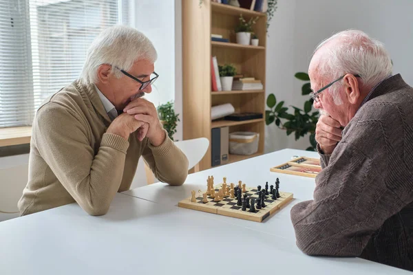 Senior people playing chess — Stock Photo, Image