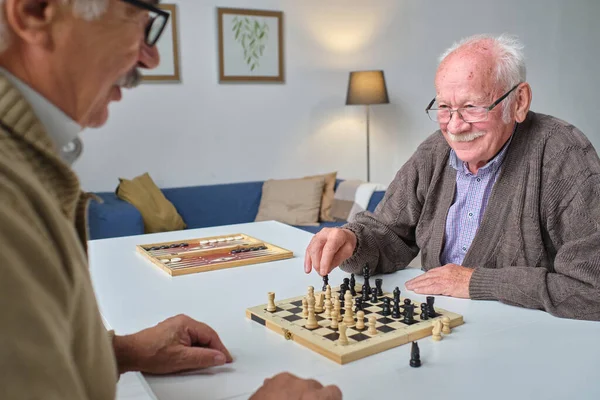 Amigos jugando ajedrez juntos — Foto de Stock