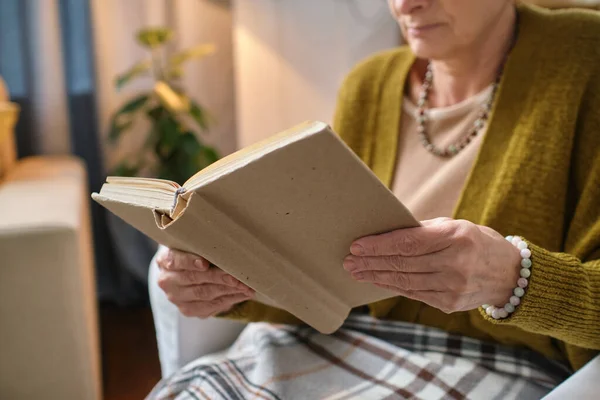 Donna anziana che legge un libro — Foto Stock