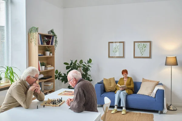 Літні люди проводять час у будинку престарілих — стокове фото