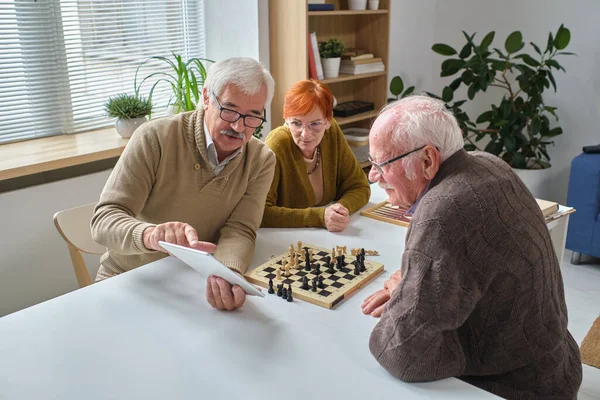 Senior people learning to play chess — Stock Photo, Image