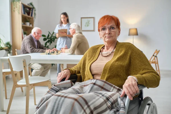 Пожилая женщина, живущая в доме престарелых — стоковое фото
