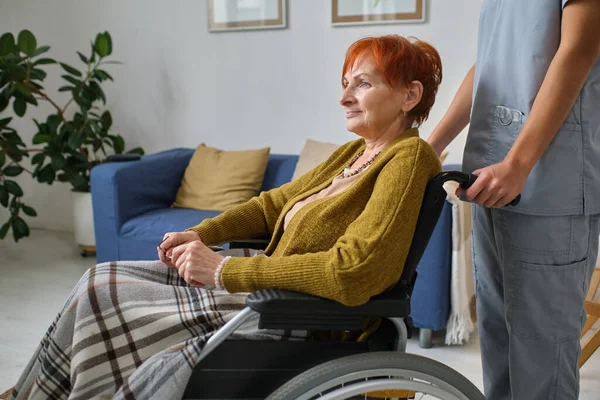 Пожилая женщина в инвалидной коляске с медсестрой — стоковое фото