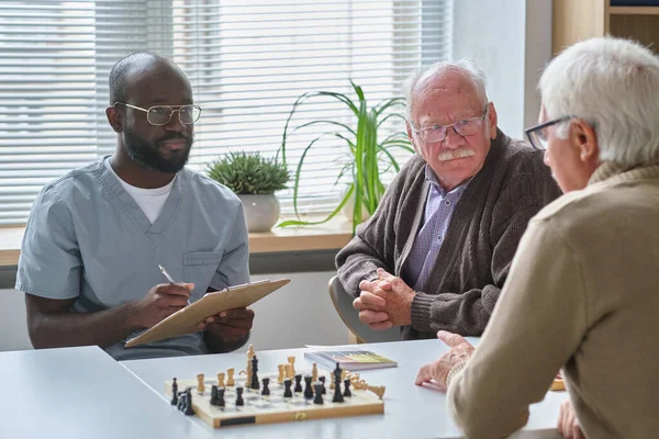 Чоловік прописує ліки для літнього чоловіка — стокове фото