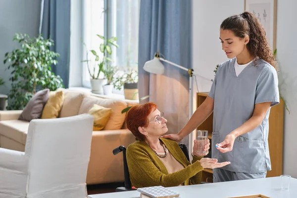 Äldre sjuka kvinnor som tar piller — Stockfoto