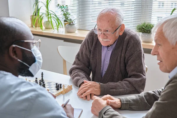 Äldre man pratar med läkaren — Stockfoto