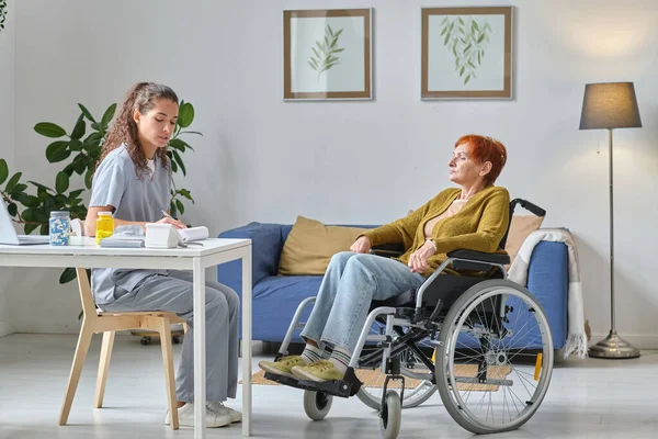 Oudere vrouw praat met verpleegster in het ziekenhuis — Stockfoto