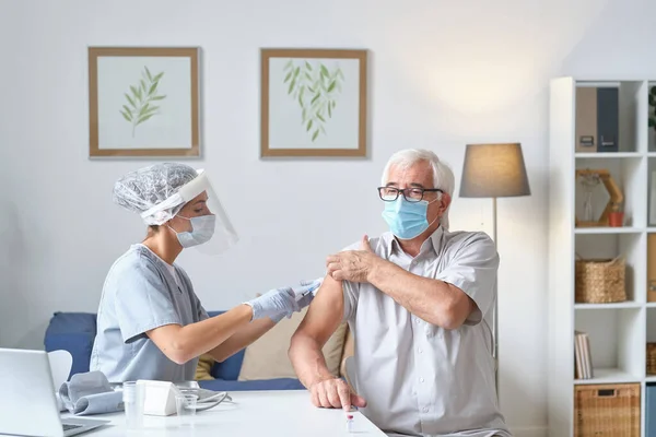 Homme âgé recevant le vaccin de la maladie — Photo