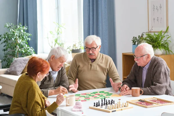 Personas mayores jugando tablero juego — Foto de Stock