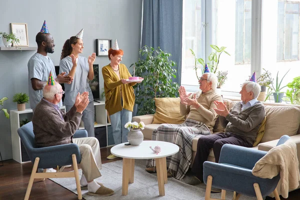 La gente felicitando a la mujer con el cumpleaños — Foto de Stock