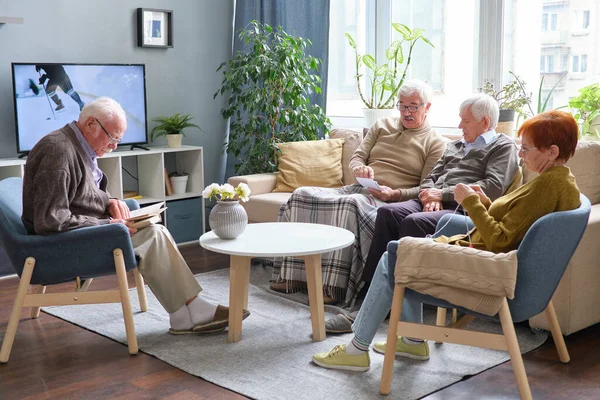 Personas mayores durante el tiempo libre en el hogar de ancianos —  Fotos de Stock