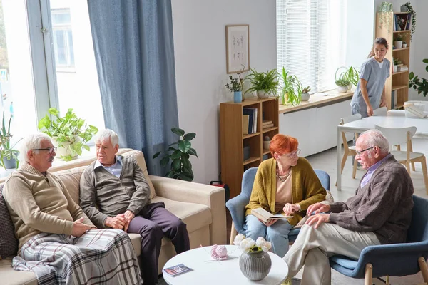Пожилые люди в доме престарелых — стоковое фото