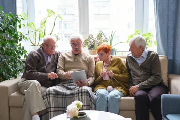 노인 친구들 이 태블릿 PC 를 함께 사용하는 모습 — 스톡 사진
