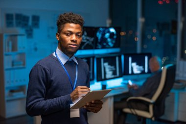 Tabletli genç ciddi Afrikalı programcı