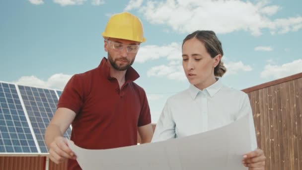 Schwachwinkelaufnahme Eines Männlichen Ingenieurs Mit Hut Und Schutzbrille Und Einer — Stockvideo