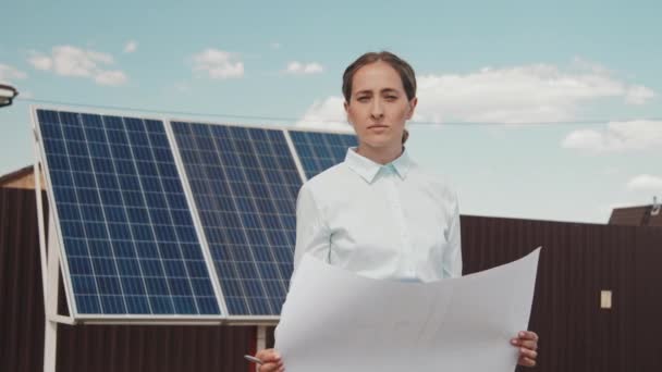 Portraitaufnahme Einer Ingenieurin Mit Bauplan Die Sonnigen Tagen Vor Sonnenkollektoren — Stockvideo