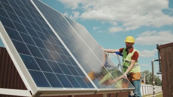 Spårning Skott Manlig Ingenjör Hatt Skyddsglasögon Och Skyddsväst Installera Solpaneler — Stockvideo