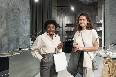 Kese kağıdıyla genç kadın tüketiciler