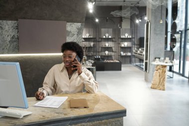 Mücevher mağazasının genç ve başarılı sahibi.