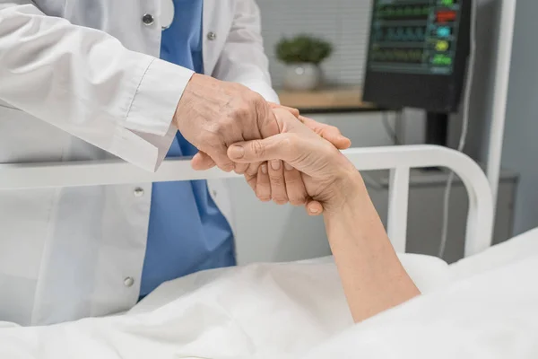 Médico que apoia o paciente no hospital — Fotografia de Stock