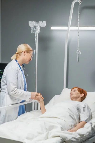 Médico conversando com paciente no hospital — Fotografia de Stock