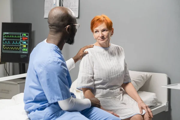 Läkare pratar med patienten på sjukhusavdelningen — Stockfoto