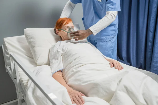 先輩女性取得酸素とともにザマスクで病院 — ストック写真