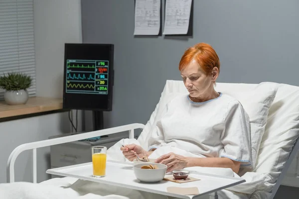 Kvinna äter frukost på sjukhuset — Stockfoto