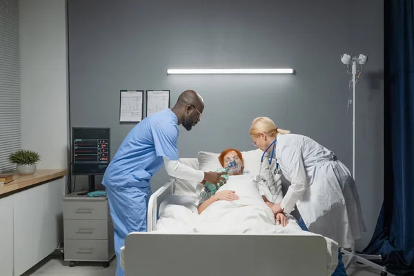 Läkare återupplivar patienten på sjukhuset — Stockfoto