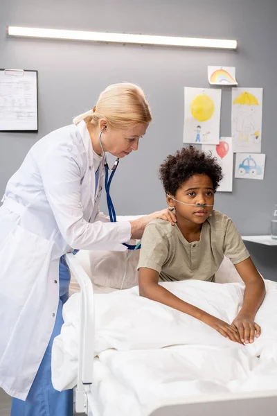 Médico examinando o pequeno paciente no hospital — Fotografia de Stock