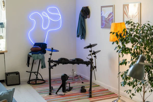 Teil des Wohnzimmers mit Schlagzeug, Stuhl, Wandgemälden — Stockfoto