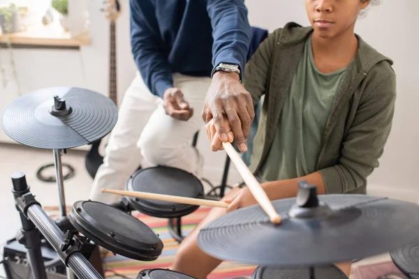 Africano professor masculino explicando estudante como jogar bateria — Fotografia de Stock