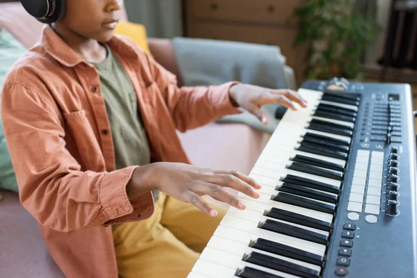 Müzik klavyesinin tuşları üzerinde melez öğrencilerin elleri — Stok fotoğraf